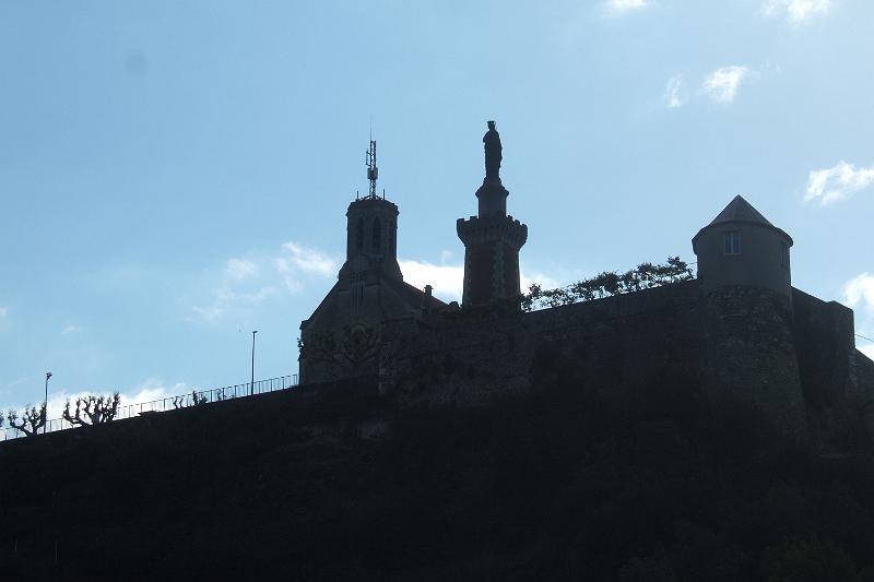 2011-05- (489).JPG - Oberhalb des Theaters der "Mont Pipet" mit der "Chapelle Notre-Dame"